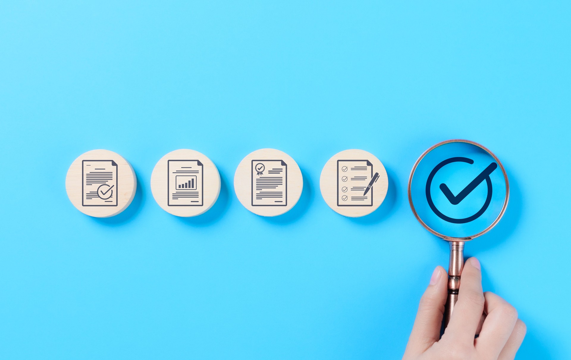 Concepto de aseguramiento de control de calidad y certificación. Una lupa que destaca una marca de verificación, iconos de certificación y garantía de calidad, cumplimiento de normas, aprobación y control de calidad empresarial.