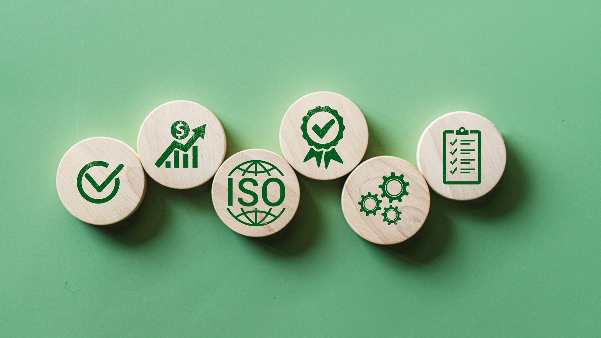 Concepto de certificación de control de calidad ISO 14001. cubos de madera con la abreviatura ISO con una marca de verificación. Normas ISO de control de calidad 14001 certificadas para sistemas de gestión ambiental (SGA).